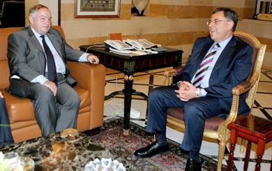 رئيس الوزراء اللبناني فؤاد السنيورة يتحدث مع الموفد الفرنسي جان كلود كوسران