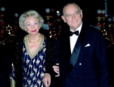 صورة من الأرشيف .. رئيس الوزراء الفرنسي الأسبق ريمون بار مع زوجته