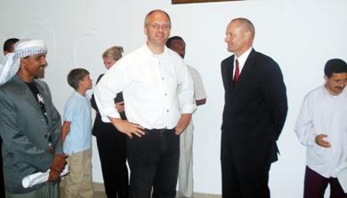 السفير الألماني ميشائيل كلوربيرشتولد وبجانبه الفنان هارالد بيرك
