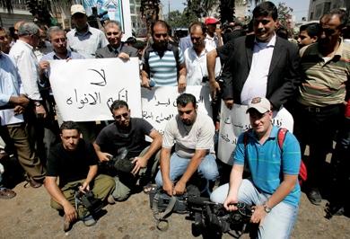 عشرات الصحافيين الفلسطينيين في تظاهرة أمس