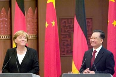 المستشارة الالمانية انجيلا ميركل في مؤتمر صحفي مع رئيس الوزراء الصيني وين جيا باو