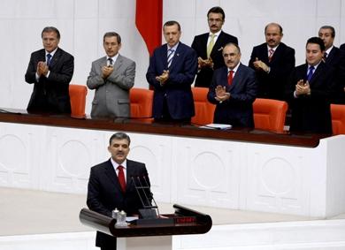 وزير الخارجية عبد الله جول يؤدي اليمين رئيسا لتركيا