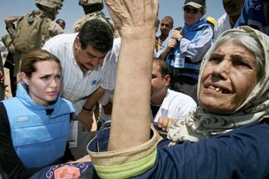 نجمة هوليوود الشهيرة أنجلينا جولي تستمع إلى معاناة اللاجئين العراقيين قرب الحدود السورية