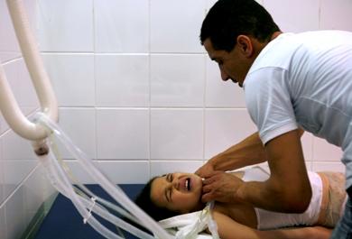 الطفلة الفلسطينية ماريا أمين (خمسة أعوام) من غزة التي أصيبت بالشلل في هجوم بصاروخ اسرائيلي تتلقى علاجا طبيا في مركز الين لإعادة التأهيل في مستشفى ألين للاطفال بالقدس