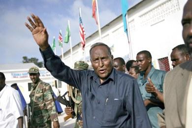 الرئيس الصومالي عبدالله يوسف يلوح بيده لدى مغادرته مقر مؤتمر المصالحة الوطنية بمقديشو أمس الأول