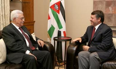 العاهل الاردني الملك عبدالله الثاني يتحدث مع محمود عباس الرئيس الفلسطيني أمس الأول