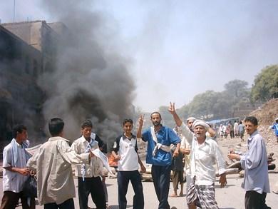 صورة للمحتجين في مسيرة الضالع يهتفون بعد قطع الطريق بإطارات محترقة وحواجز أمس