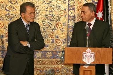 رئيس الوزراء الايطالي رومانو برودي مع نظيره الاردني معروف البخيت في مؤتمر صحافي مشترك