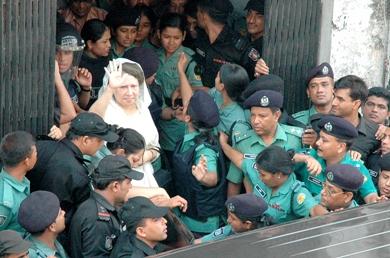 البيجوم خالدة ضياء رئيسة وزراء بنجلادش السابقة أثناء اعتقالها
