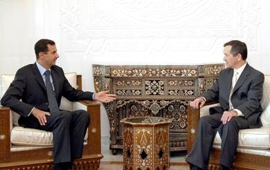 الرئيس السوري بشار الاسد يتحدث مع السناتور الديمقراطى دنيس كوسينيتش