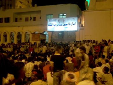متظاهرون من ذوي المعتقلين والمتعاطفين معهم بالمكلا أمام مبنى أمن مديرية المكلا مساء أمس