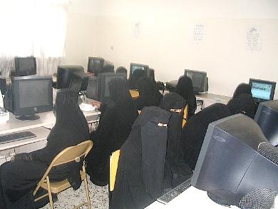 طالبات  مركز مجمع السعيد الصيفي بإب في قاعة تعلم الحاسوب