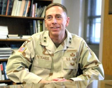 الجنرال ديفيد بتريوس قائد القوات الامريكية في العراق