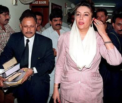 صورة من الارشيف .. رئيسة الوزراء الباكستانية السابقة بنازير بوتو عام 1998