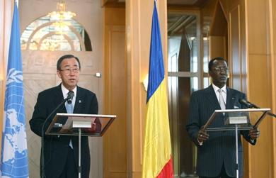 الرئيس التشادي ادريس ديبي مع الامين العام للامم المتحدة بان جي مون في مؤتمر صحفي