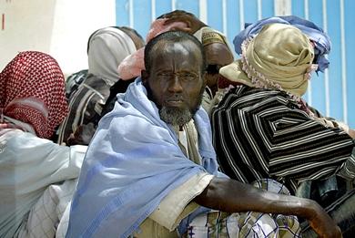 لاجئون اثيوبيون ينتظرون خارج مكتب المفوضية العامة التابعة للأمم المتحدة في مدينة بصاصو يوم الاثنين الماضي بعد هروبهم من تحرشات وقتل من قبل الجنود الاثيوبيين في اقليم اجادن