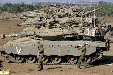 الجيش الاسرائيلي يجري مناورات امام الحدود السورية