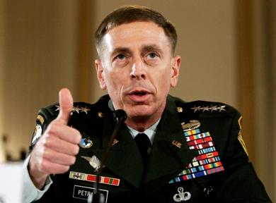 الجنرال ديفيد بتريوس القائد الامريكي في العراق