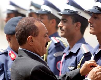 فخامة الرئيس يقلد خريجي كلية الطيران والدفاع الجوي أوسمة التخرج أمس