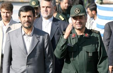 الرئيس نجاد مع قائد الحرس الثوري الايراني الجنرال محمد علي جعفري