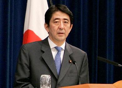 رئيس الوزراء الياباني شينزو ابي في مؤتمر صحفي
