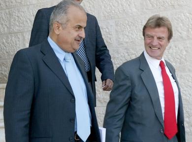 وزير الخارجية الاردني عبداللاه الخطيب مع وزير الخارجية الفرنسي برنار كوشنير