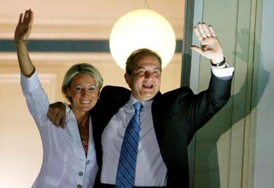 رئيس الوزراء اليوناني المحافظ كوستاس كرامنليس مع زوجته