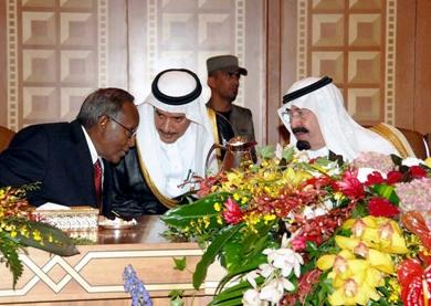 العاهل السعودي الملك عبدالله بن عبدالعزيز يتحدث مع الرئيس الصومالي عبدالله يوسف