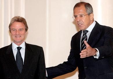 وزير الخارجية الفرنسي برنار كوشنير  مع نظيره الروسي سيرغي لافروف