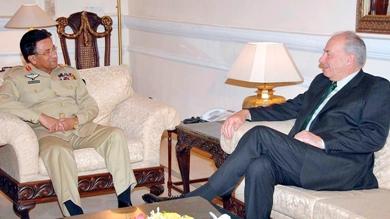 الامين العام للكومنولث دون ماكينون مع الرئيس الباكستاني برويز مشرف