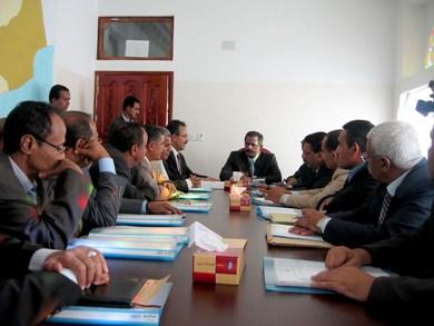 خلال اجتماع رئيس الوزراء بأعضاء اللجنة العليا للتقسيم الإداري أمس