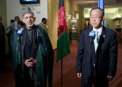 الرئيس الافغاني حامد كرزاي مع الامين العام للأمم المتحدة بان كي مون