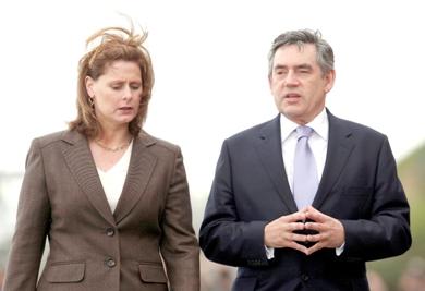 رئيس الوزراء البريطاني جوردون براون مع زوجته ساره