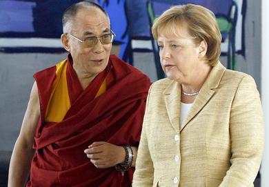 المستشارة الالمانية انجيلا ميركل مع الزعيم الروحي للتبت بالدلاي لاما