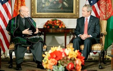 الرئيس الأمريكي جورج بوش ونظيره الأفغاني حامد كرازاي في نيويورك