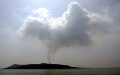 جزيرة جبل الطير بعد ظهر يوم أمس ولاتزال أعمدة الدخان تتصاعد منها