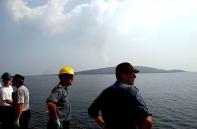 ضباط البحرية الكندية يراقبون من على سفينتهم أعمدة الدخان المتصاعدة من البركان