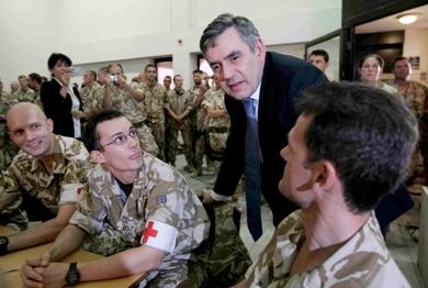رئيس الوزراء البريطاني غوردن براون خلال زيارة مفاجئة الى بغداد