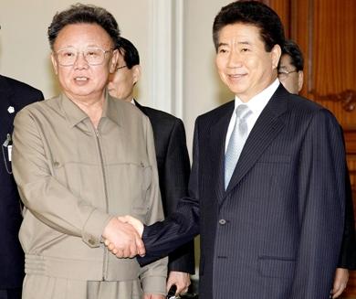 روه مو هيون رئيس كوريا الجنوبية مع زعيم كوريا الشمالية كيم جونج ايل