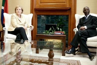 المستشارة الالمانية أنجيلا ميركل مع رئيس جنوب إفريقيا ثابو مبيكي