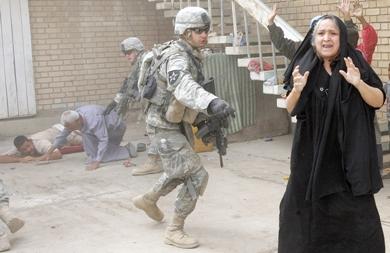 امراة عراقية تصرخ وتبكي بعد اعتقال ابنها وزوجها من قبل القوات الامريكية أمس