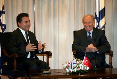 الرئيس الاسرائيلي شيمون بيريز يتحدث إلى وزير الخارجية التركي علي باباجان