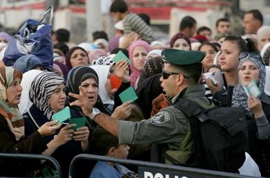 القوات الاسرائيلية تمنع مجموعة من النساء الدخول إلى المسجد الاقصى أمس