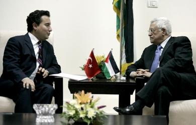 الرئيس الفلسطيني محمود عباس يتحدث مع وزير خارجية تركيا علي باباجان