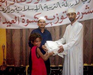مسؤول عام الجمعية السيد علي محمد السري أثناء توزيع كسوة العيد