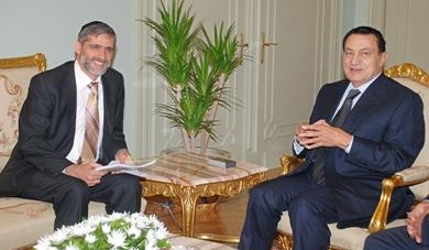الرئيس المصري حسني مبارك يتحدث مع الوزير الاسرائيلى الياهو يشاى