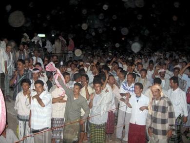 تجمهر للمواطنين ليلا عشية الاحتفال للسير نحو المعسكر بعد اطلاق الالعاب النارية