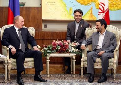الرئيس الايراني محمود احمدي نجاد يتحدث مع الرئيس الروسي فلاديمير بوتين