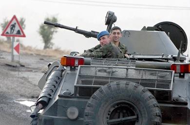 جنود أتراك في محافظة سرناك في الجنوب الشرقي قرب الحدود مع العراق أمس