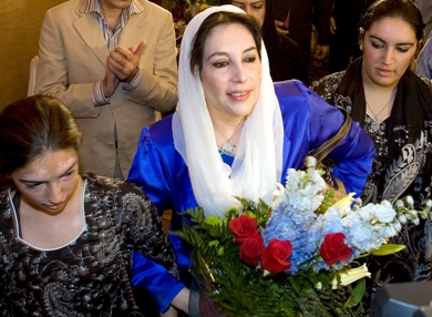 رئيسة الوزراء الباكستانية السابقة بنازير بوتو مع ابنتيها أمس في دبي